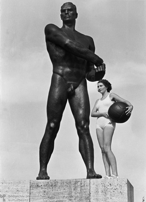 Skulptur von Joseph Thorak auf dem Berliner Reichssportfeld (1937)